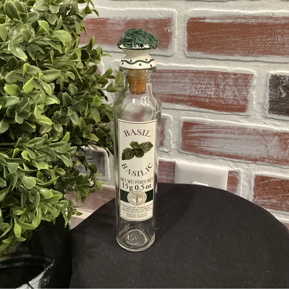 🟢 Basil Basilic - Tall Glass Bottle with nicely designed cork type lid
